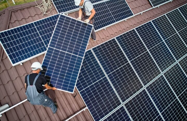 Entretien des panneaux photovoltaïques : conseils et fréquence pour une efficacité optimale