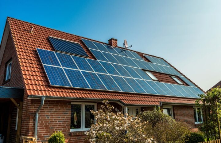 Énergie verte à portée de main : Comment les panneaux photovoltaïques peuvent vous faire économiser?